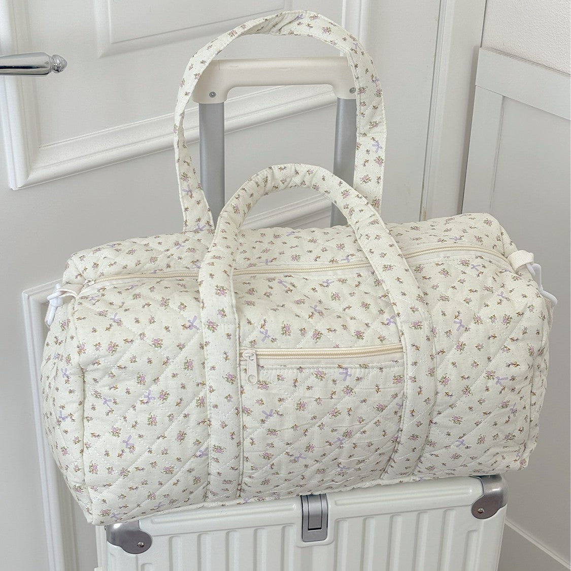 Travel Bag with Small Floral Quilted Design, Korean Style INS Large Capacity Lightweight Carry-On, Handheld and Crossbody Boston Bag